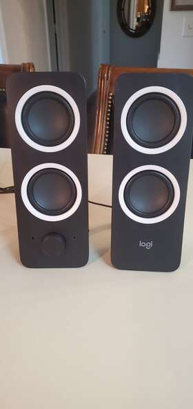 880-000856 Logitech Lot Of 2 Z200 10w Multimedia Speakers